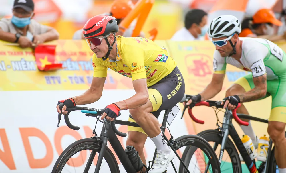 Nhà vô địch Cúp Truyền Hình 2022 Igor Frolov và á quân Roman Maikin. ẢNH: PHẠM HUY Nhà vô địch Cúp Truyền Hình 2022 Igor Frolov và á quân Roman Maikin. ẢNH: PHẠM HUY