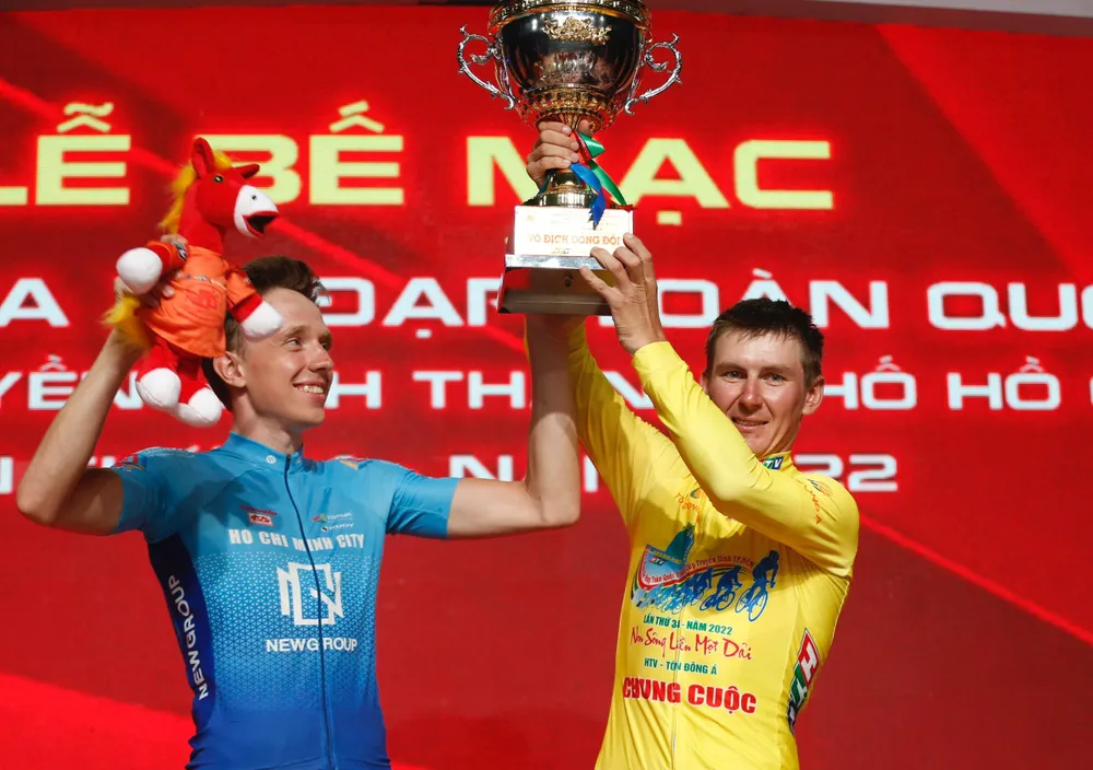 Igor Frolov (phải) và đồng hương Konstantin Nekrasov cùng ăn mừng chức vô địch. Tay đua 23 tuổi người Nga cam kết sẽ đồng hành lâu dài với đội đua TP.HCM Vinama cũng như HLV Đỗ Thành Đạt. ẢNH: PHẠM HUY Igor Frolov (phải) và đồng hương Konstantin Nekrasov cùng ăn mừng chức vô địch. Tay đua 23 tuổi người Nga cam kết sẽ đồng hành lâu dài với đội đua TP.HCM Vinama cũng như HLV Đỗ Thành Đạt. ẢNH: PHẠM HUY