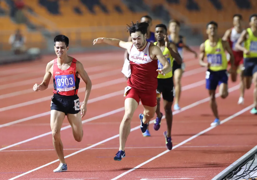 Các VĐV điền kinh Malaysia về sau Dương Văn Thái và VĐV của Philippines tại SEA Games 30. ẢNH: MQ Các VĐV điền kinh Malaysia về sau Dương Văn Thái và VĐV của Philippines tại SEA Games 30. ẢNH: MQ