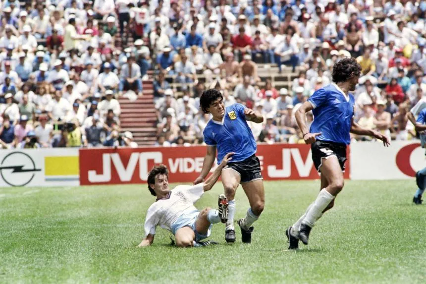 Trung vệ Steev Hodge trong một pha tranh chấp với Maradona tại trận tứ kết World Cup 1986. ẢNH: AFP