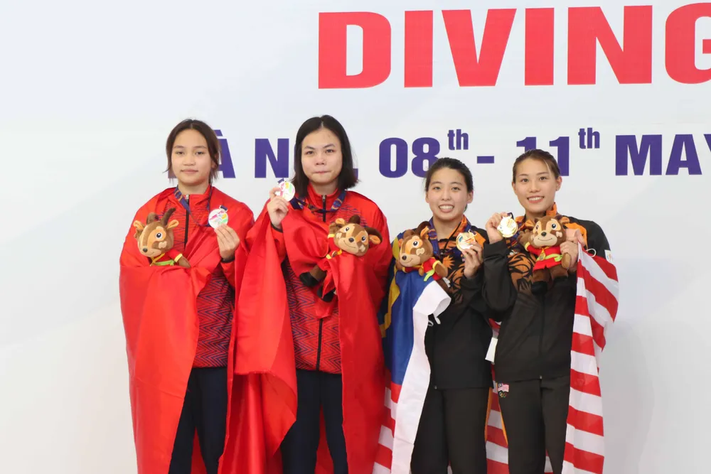 Hồng Hạnh - Phương Mai trên bục nhận HCB đôi nữ 3 m cầu mềm. ẢNH: MQ
