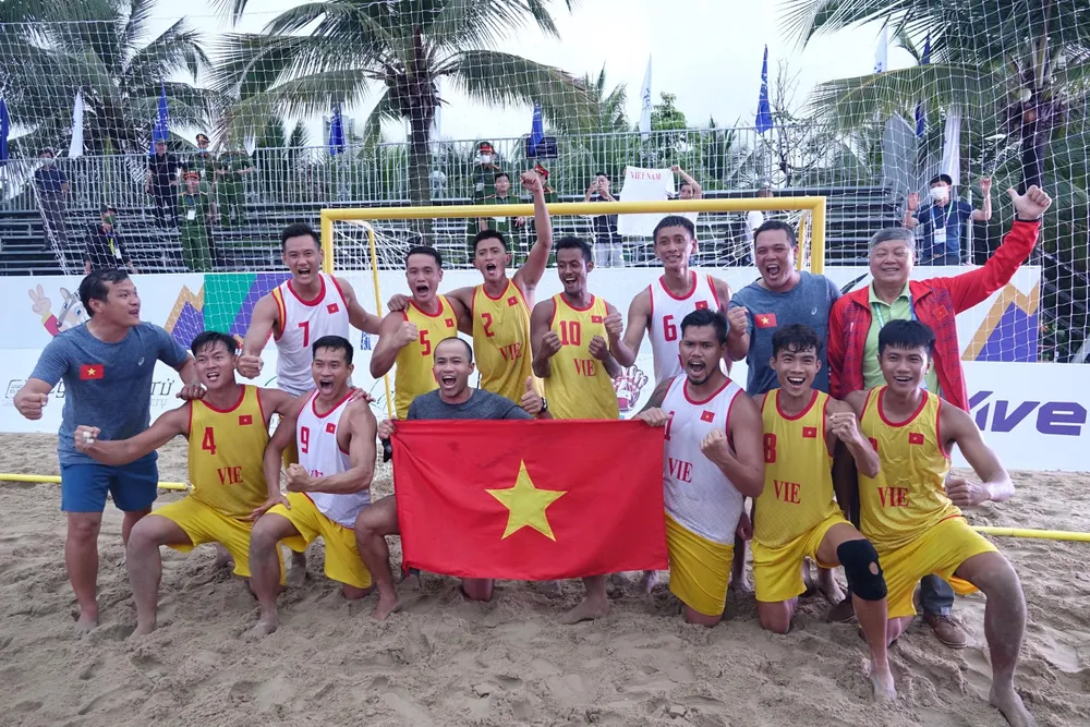 Các cầu thủ Việt Nam ăn mừng chiến thắng nghẹt thở trước tuyển Philippines. Các cầu thủ Việt Nam ăn mừng chiến thắng nghẹt thở trước tuyển Philippines.