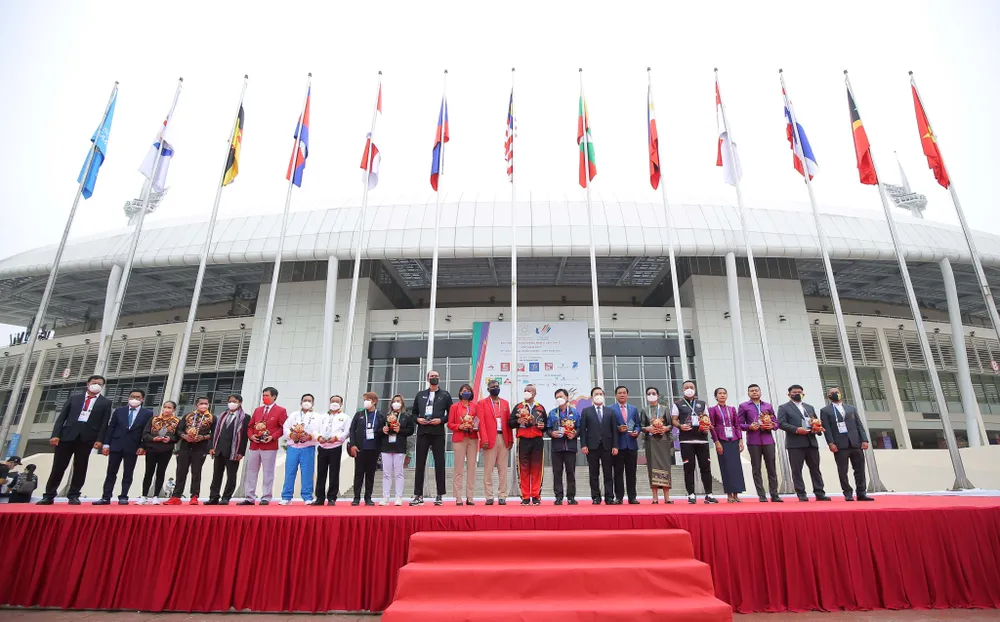 Đại diện các quốc gia tham dự SEA Games 31 tại Lễ thượng cờ. ẢNH: ANH PHƯƠNG