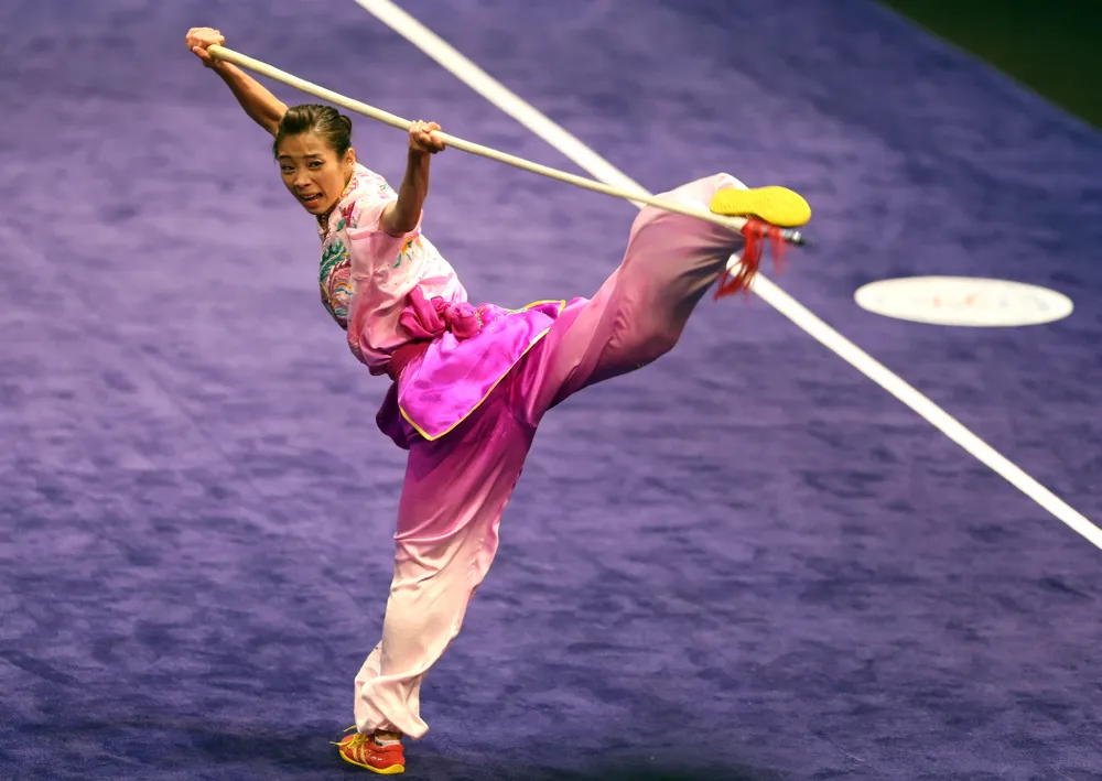 VĐV Dương Thúy Vi trong bài biểu diễn thương thuật. ẢNH: PHẠM HUY