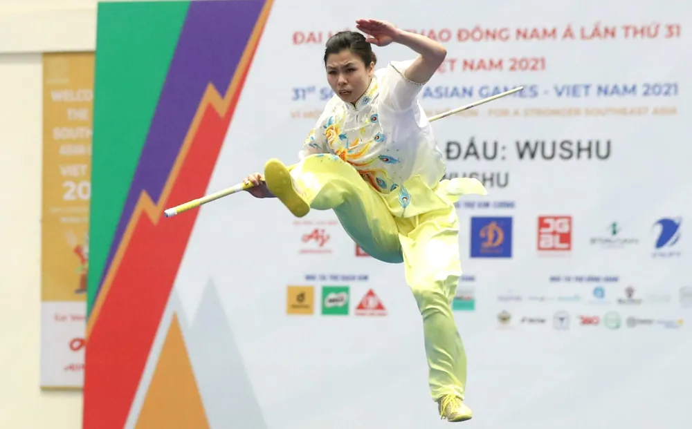 Hoàng Thị Phương Giang dẫn đầu phần thi côn thuật nữ. ẢNH: QUÝ LƯỢNG