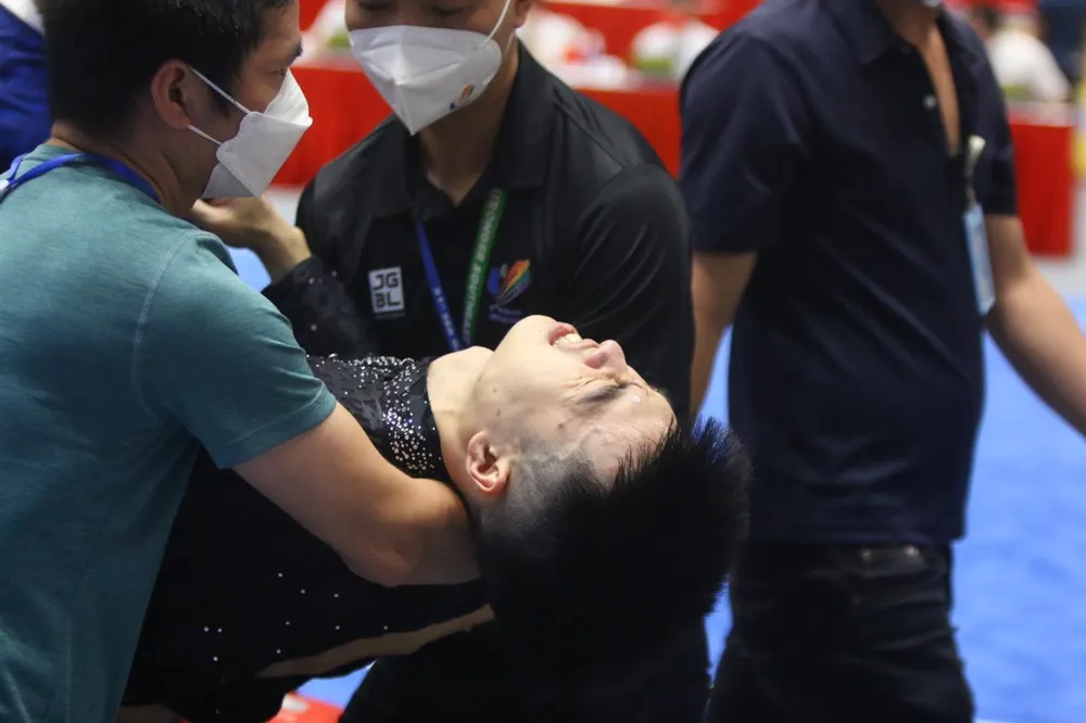 ...và sớm rời thảm đấu khi bài thi của anh chưa kết thúc. ẢNH: ANH PHƯƠNG