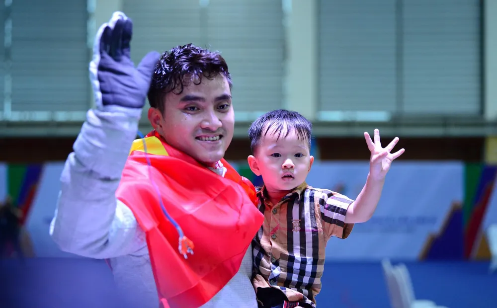 Kiếm thủ Vũ Thành An và con trai ăn mừng chiến thắng. ẢNH: ANH PHƯƠNG