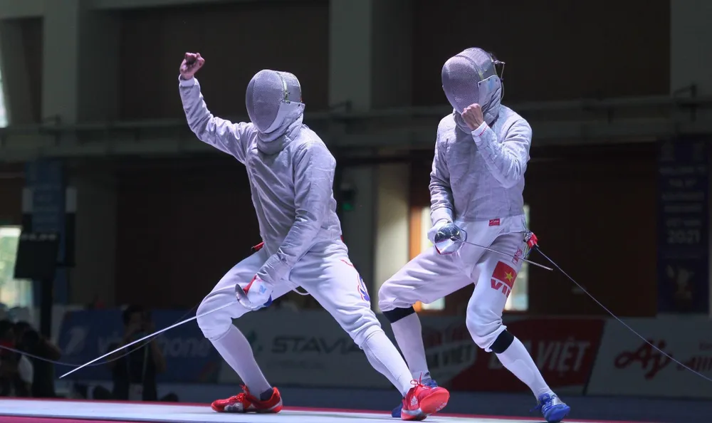 Khoảnh khắc cả hai tay kiếm đều nghĩ mình là người ghi điểm. ẢNH: ANH PHƯƠNG