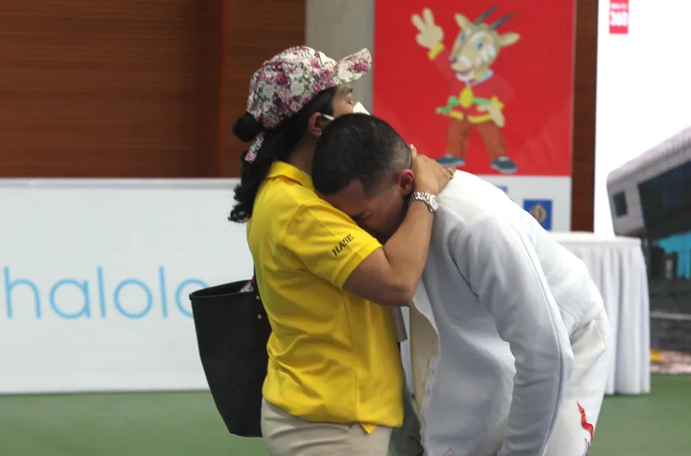 Srinualnad Voragun bật khóc trong sự an ủi của thành viên BHL. ẢNH: ANH PHƯƠNG