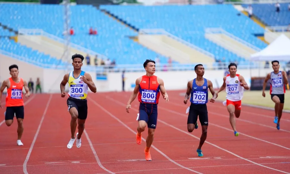 Ngần Ngọc Nghĩa (800) về nhất đợt vòng loại thứ 2 cự ly 200 m nam, phá kỷ lục quốc gia với thành tích 20"81, của đành anh Lê Trọng Hinh. ẢNH: VNE Ngần Ngọc Nghĩa (800) về nhất đợt vòng loại thứ 2 cự ly 200 m nam, phá kỷ lục quốc gia với thành tích 20"81, của đành anh Lê Trọng Hinh. ẢNH: VNE