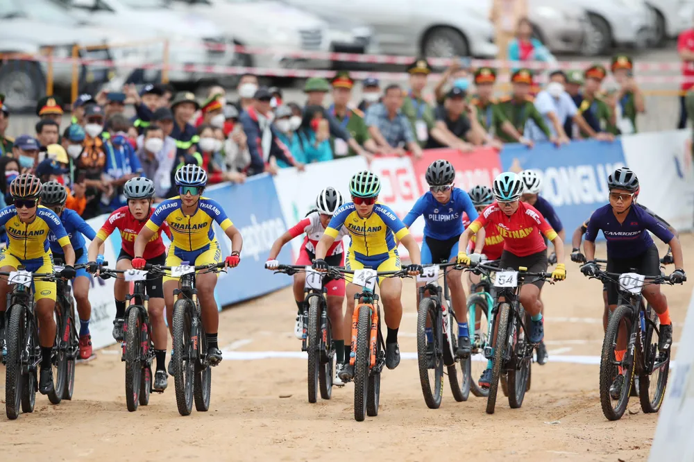 15 nữ tay đua cùng xuất phát. ẢNH: ANH ĐỒNG
