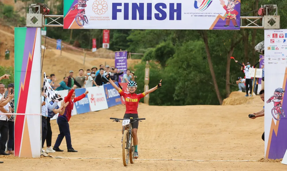 Quỳnh vỡ òa vui sướng sau khi bảo vệ thành công chiếc HCV xe đạp địa hình nữ. ẢNH: ANH ĐỒNG