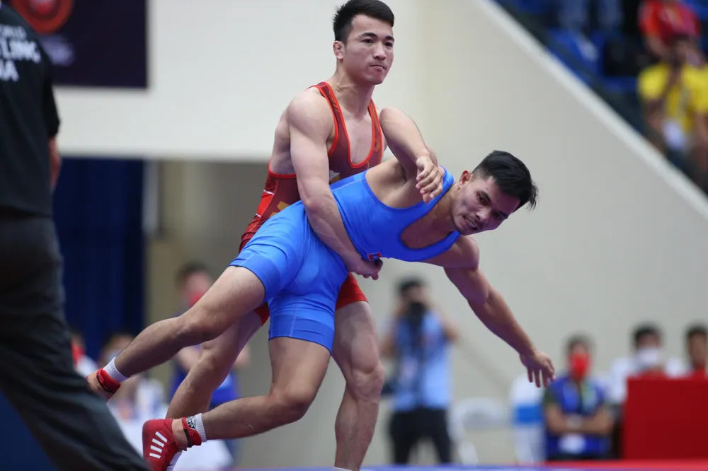 Bùi Tiến Hải nhấc bổng đối thủ người Lào ở chung kết hạng 60 kg. ẢNH: QUÝ LƯỢNG Bùi Tiến Hải nhấc bổng đối thủ người Lào ở chung kết hạng 60 kg. ẢNH: QUÝ LƯỢNG