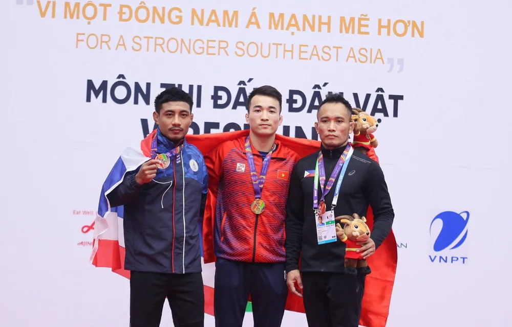 VĐV Bùi Tiến Hải (giữa) chụp ảnh lưu niệm với các đối thủ trên bục nhận huy chương. ẢNH: QUÝ LƯỢNG VĐV Bùi Tiến Hải (giữa) chụp ảnh lưu niệm với các đối thủ trên bục nhận huy chương. ẢNH: QUÝ LƯỢNG