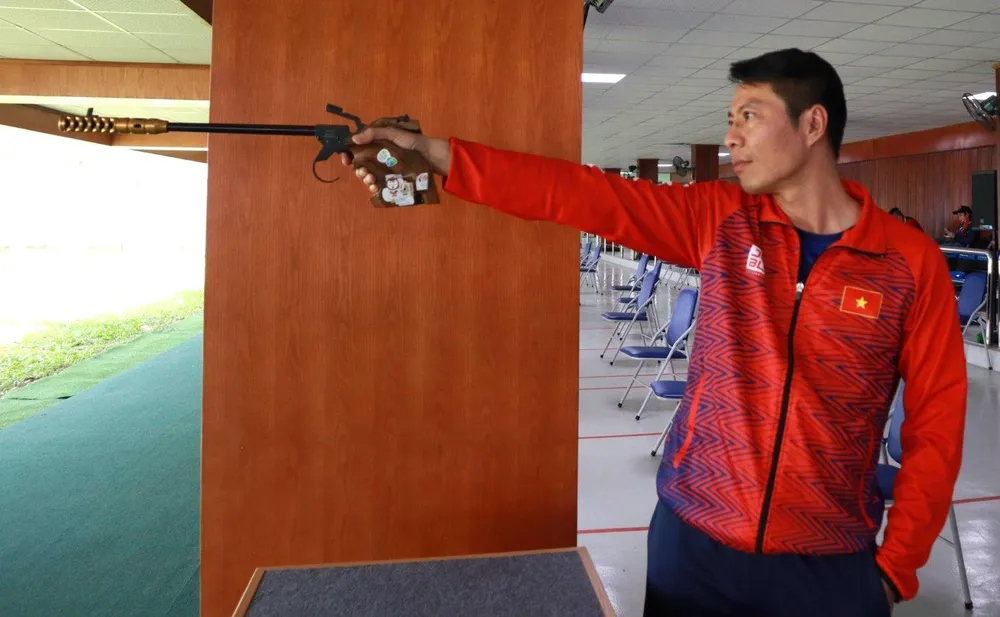Trần Quốc Cường thi đấu nội dung 50 m súng ngắn bắn nhanh nam. ẢNH: QUÝ LƯỢNG