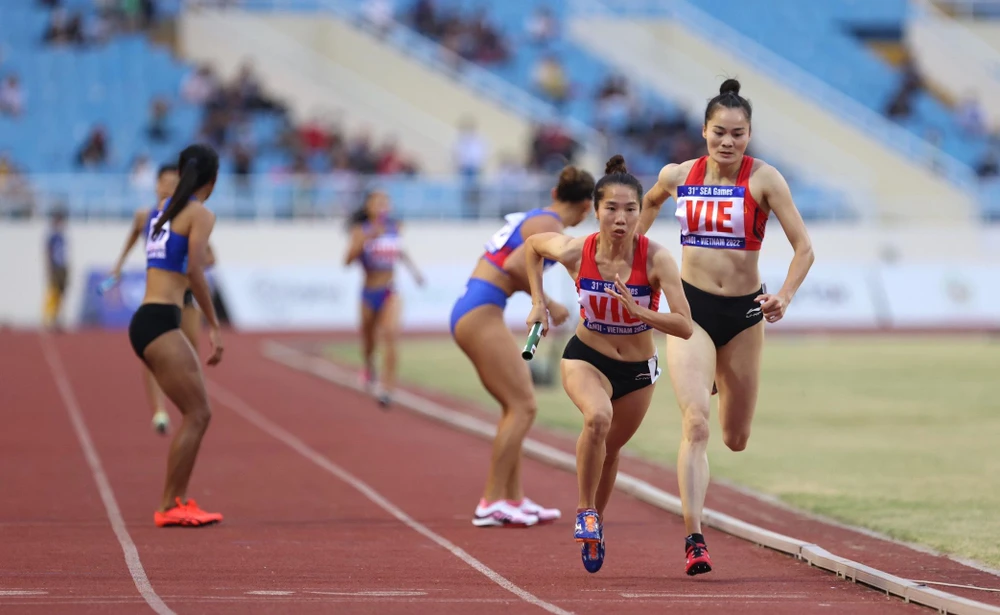 Quách Thị Lan tạo khoảng cách trao gậy tiếp sức cho Nguyễn Thị Hằng.