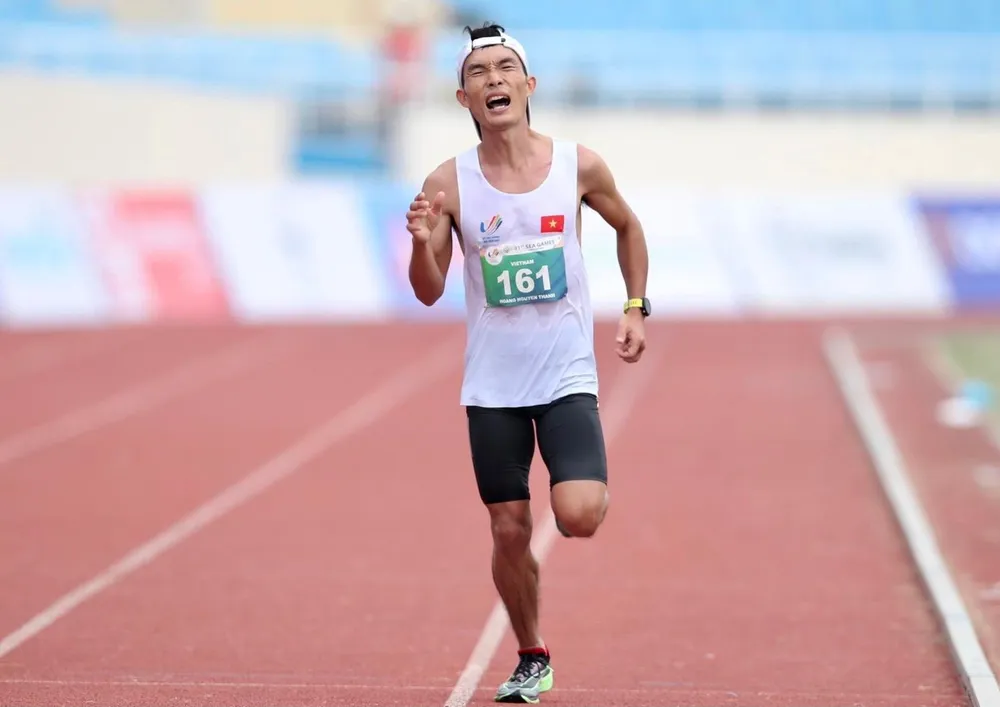 VĐV marathon Hoàng Nguyên Thanh gây chấn động với chiếc HCV SEA Games lịch sử. ẢNH: ANH PHƯƠNG