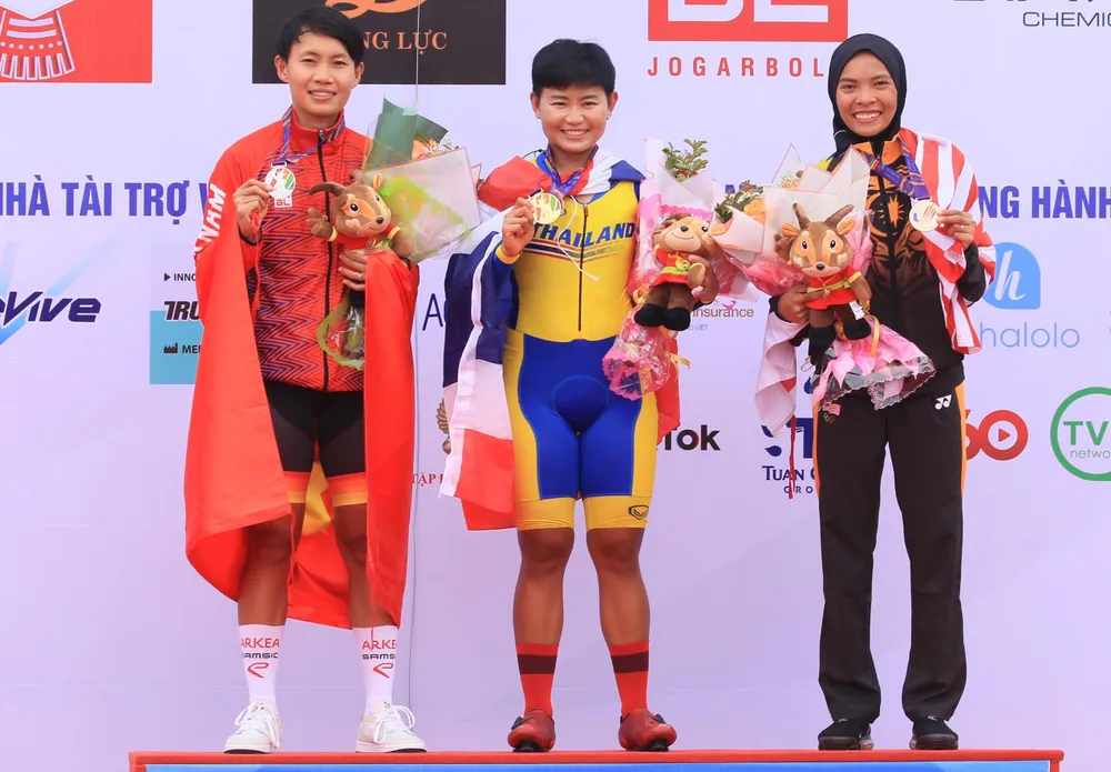 Ba tay đua trên bục nhận huy chương nội dung đua vòng tròn nữ. ẢNH: ANH THUẬN Ba tay đua trên bục nhận huy chương nội dung đua vòng tròn nữ. ẢNH: ANH THUẬN