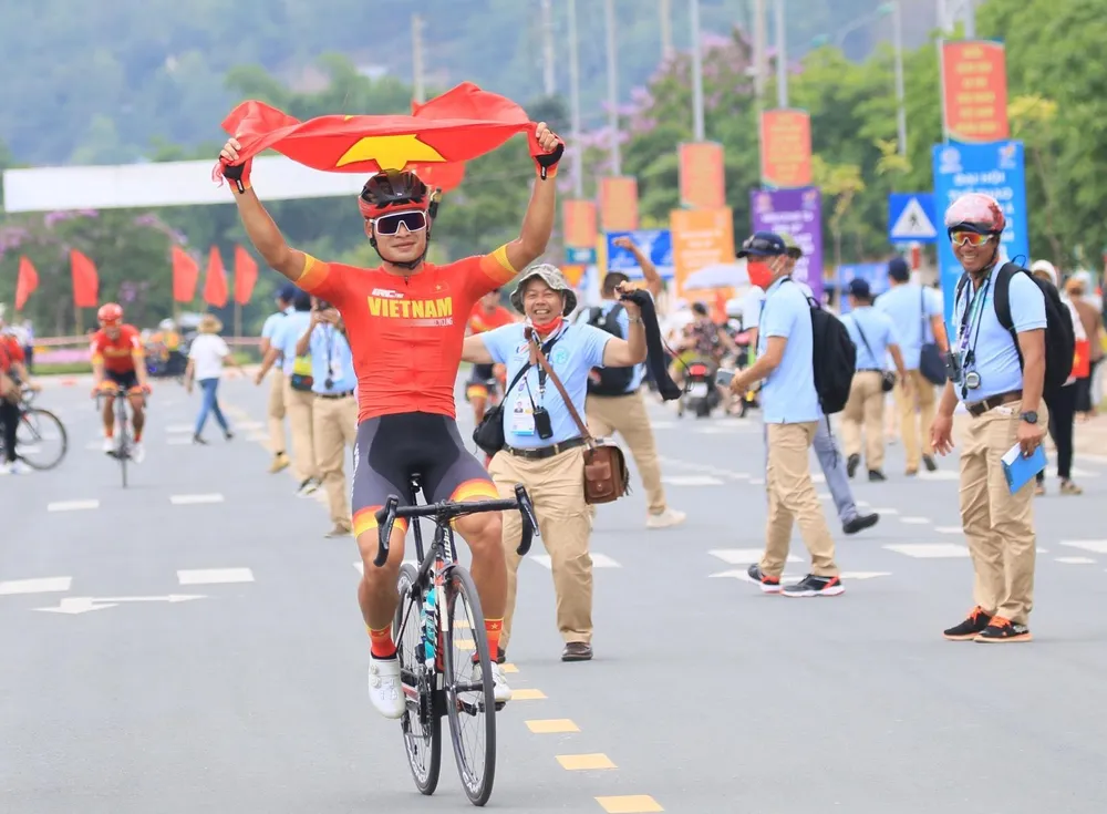 Tự hào với lá cờ tổ quốc. ẢNH: ANH THUẬN Tự hào với lá cờ tổ quốc. ẢNH: ANH THUẬN