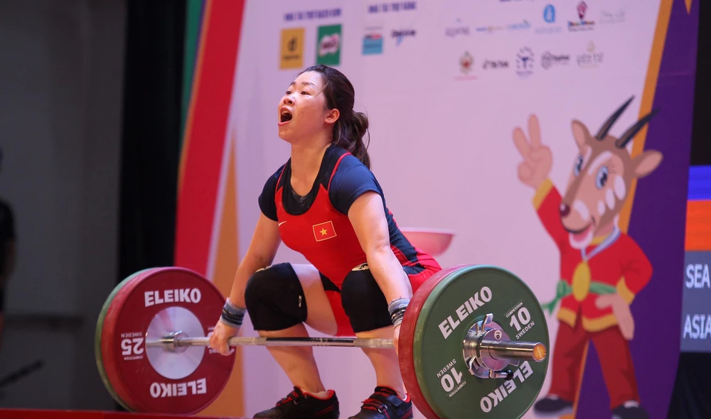 Nữ lực sĩ người dân tộc Giáy tập trung phá kỷ lục nội dung cử giật. Ảnh: QUÝ LƯỢNG