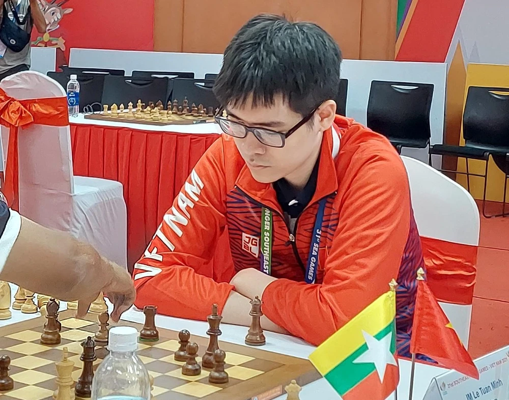 Kỳ thủ Lê Tuấn Minh đánh bại Lê Quang Liêm vô địch cờ chớp. Ảnh: QUÝ LƯỢNG