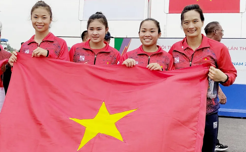 Các VĐV giành HCV canoeing nội dung 500 m thuyền 4 nữ. Ảnh: QUÝ LƯỢNG Các VĐV giành HCV canoeing nội dung 500 m thuyền 4 nữ. Ảnh: QUÝ LƯỢNG