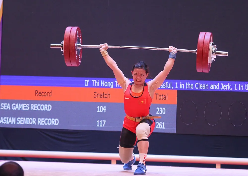 Nữ lực sĩ Phạm Thị Hồng Thanh nỗ lực chinh phục 130 kg cử đẩy. Ảnh: QUÝ LƯỢNG Nữ lực sĩ Phạm Thị Hồng Thanh nỗ lực chinh phục 130 kg cử đẩy. Ảnh: QUÝ LƯỢNG