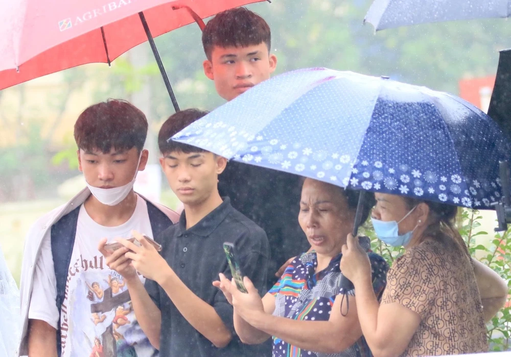 Vừa chứng kiến tại mức đến, các khán giả còn chăm chút theo dõi cuộc đua qua thiết bị di động, nhằm nắm bắt diễn biến của cuộc đua.