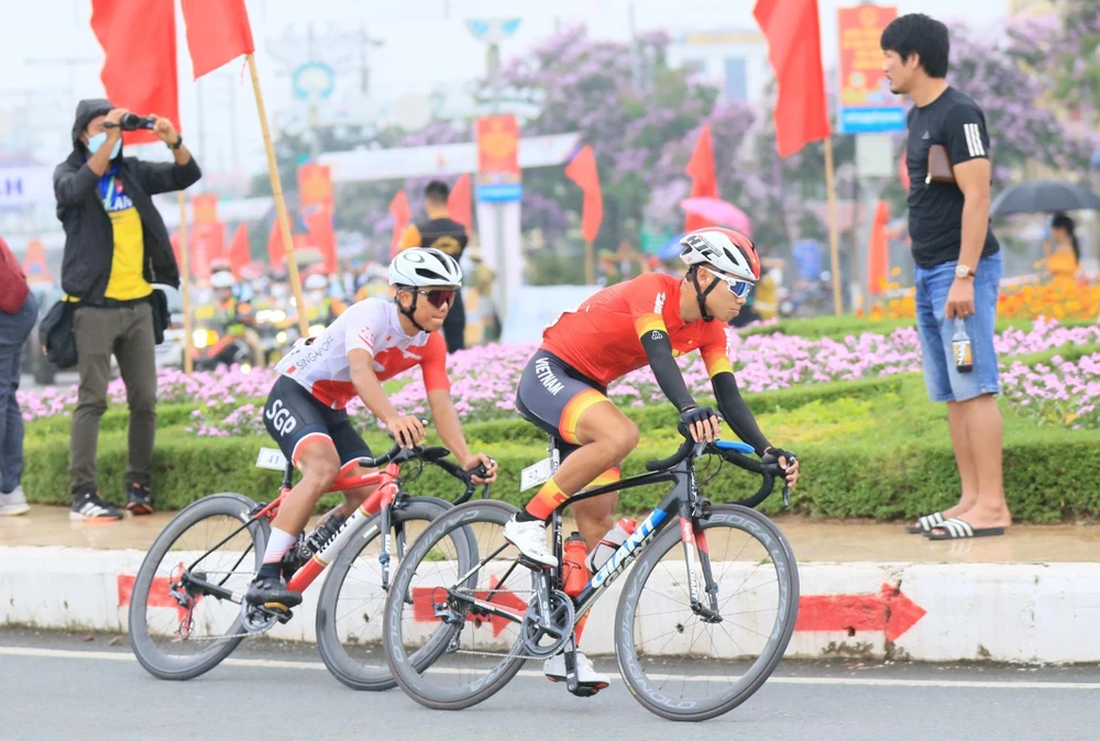 Tuyển thủ Phan Hoàng Thái cùng đối thủ người Singapore.