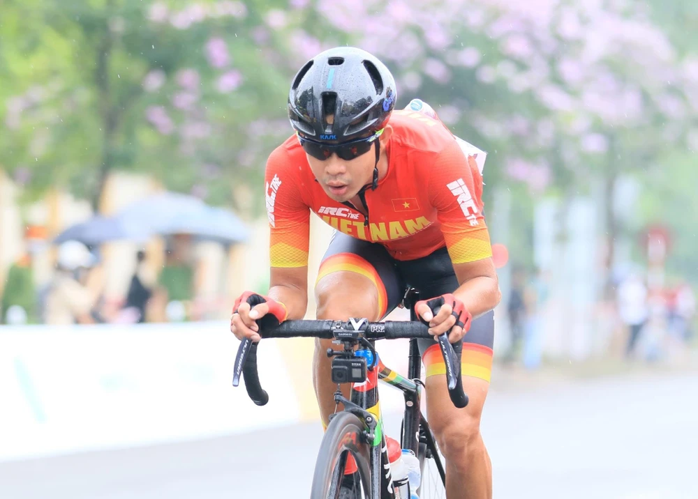 Tuyển thủ xe đạp người Vĩnh Long bất ngờ tăng tốc bứt đi một mình gần ba vòng, trước khi bị nhóm sau đuổi bắt kịp.