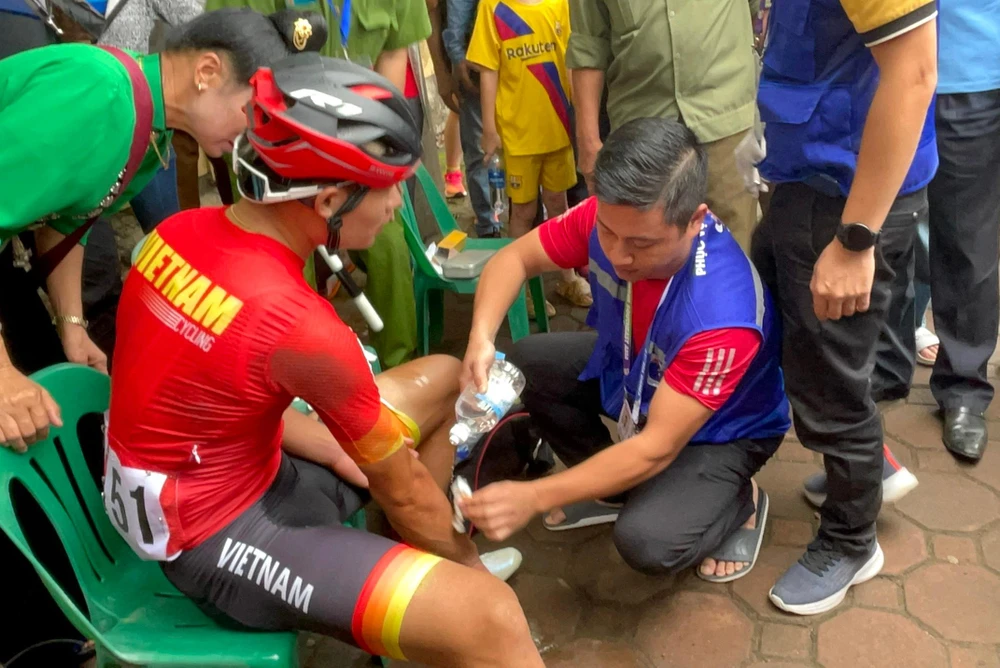 Nhưng Quàng Văn Cường (HCV nội dung đua vòng tròn) không may bị té ngã và bỏ cuộc, sau khi anh vào qua một đoạn cua.