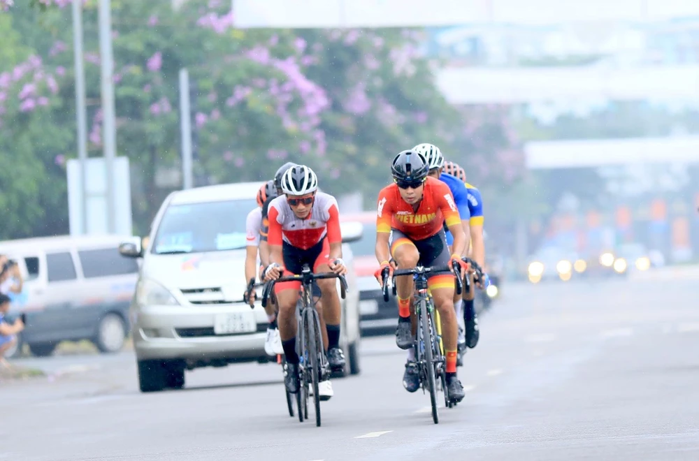 Trên tốp đầu, tuyển thủ Nguyễn Hoàng Sang bứt phá tách tốp cùng các tay đua khác.