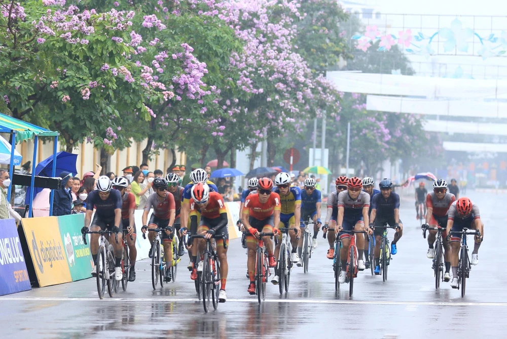 Hơn 16 phút sau, nhóm của Phan Hoàng Thái và Huỳnh Thanh Tùng mới về qua mức đến.