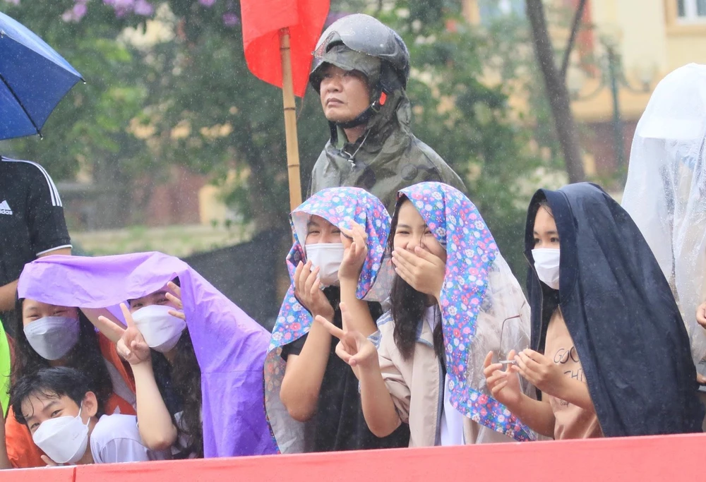 Từ áo mưa đến các loại ô, dù đều được khán giả tận dụng để cổ vũ tinh thần cho các tay đua chủ nhà Việt Nam.