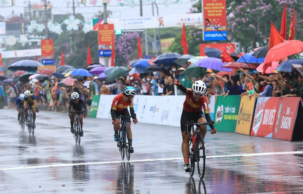 1 phút 13 giây sau, lần lượt Nguyễn Thị Thu Mai và Bùi Thị Quỳnh cũng cán mức đến ở vị trí thứ 4 và 5. Thành tích giúp đội tuyển xe đạp nữ Việt Nam đánh bại Malaysia và Thái Lan đoạt luôn chiếc HCV nội dung đồng đội nữ.