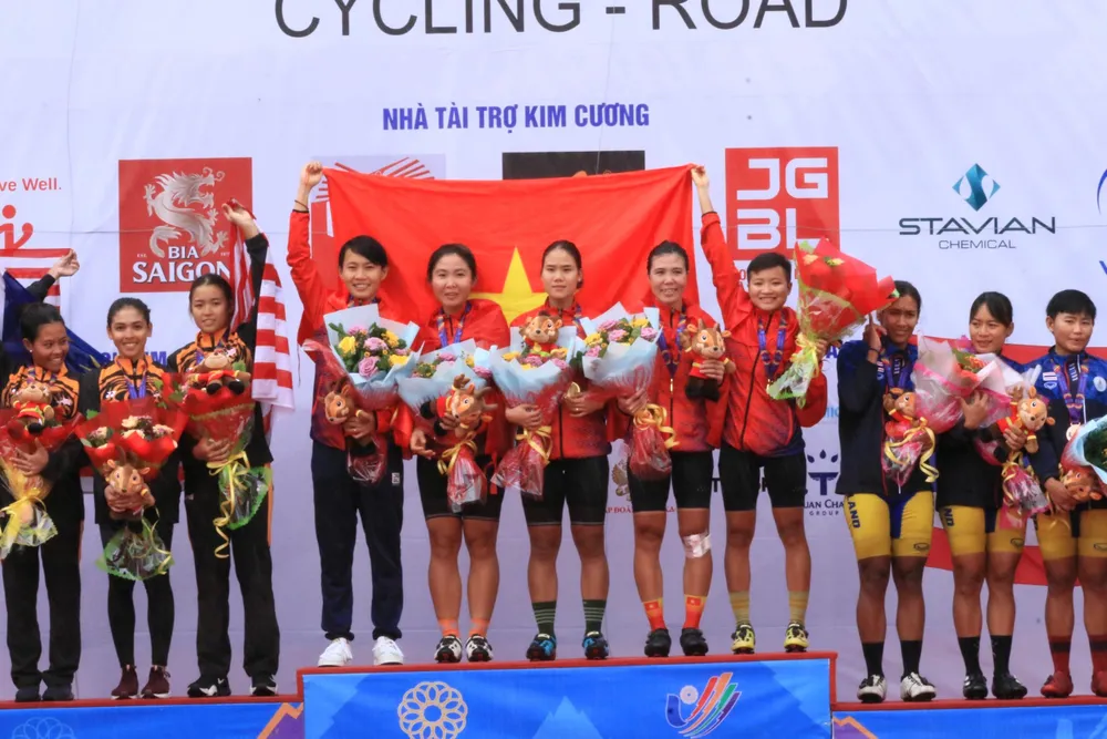 Đội tuyển xe đạp nữ Việt Nam (giữa) vô địch đồng đội nữ gồm các VĐV Nguyễn Thị Thật, Nguyễn Thị Thu Mai, Bùi Thị Quỳnh, Nguyễn Thị Thi, Nguyễn Thị Kim Cương. HCB đồng đội thuộc về tuyển Malaysia (trái), Bên phải là các cô gái Thái Lan trên bục nhận huy chương.