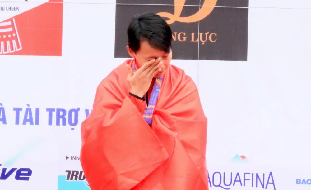 Dù rất cứng cỏi và bản lĩnh trên đường đua nhưng Nguyễn Thị Thật cũng không kìm được sự xúc động sau khi giành chiếc HCV đua xe đạp ngay trên sân nhà Việt Nam.