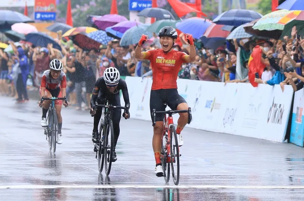 Tay đua Nguyễn Thị Thật đánh bại hai đối thủ Malaysia và Indonesia đoạt HCV cá nhân nữ.