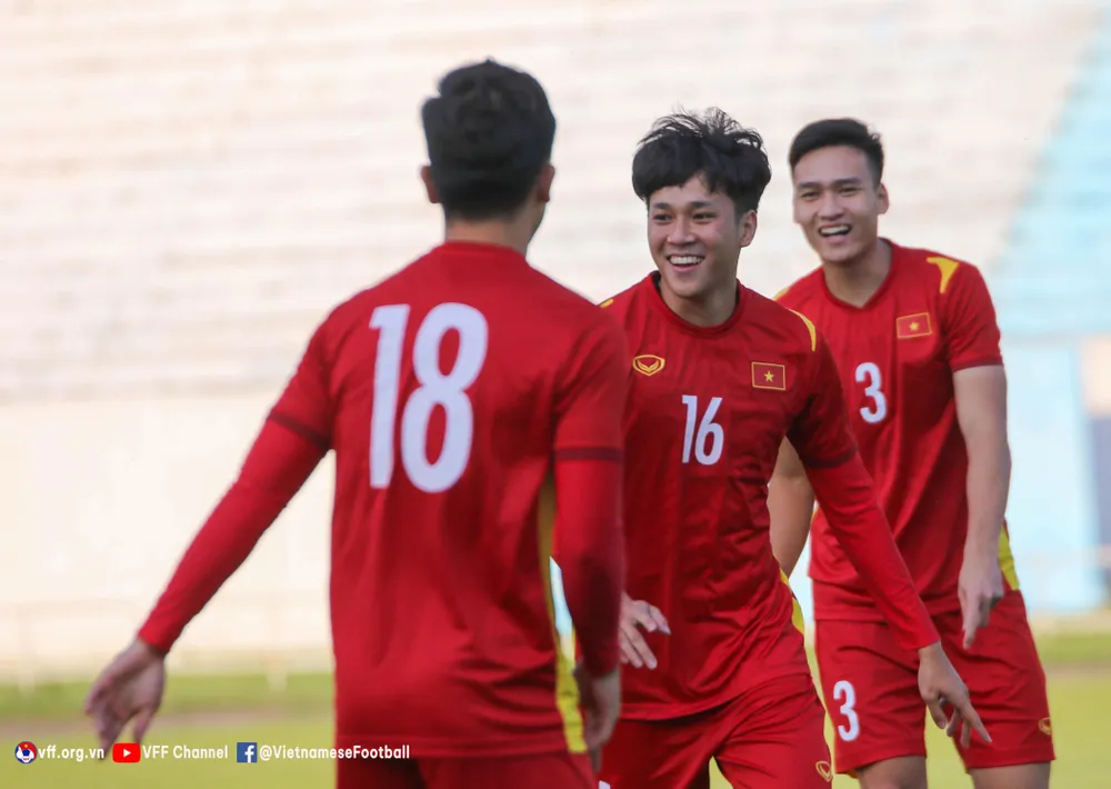 Các cầu thủ U-23 Việt Nam hứng khởi tại buổi tập ở Uzbekistan. Ảnh: VFF