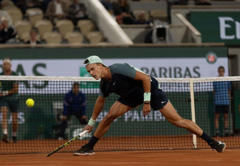 Rune trông mệt mỏi ở trận đấu diễn ra lúc đêm muộn. Ảnh: GETTY