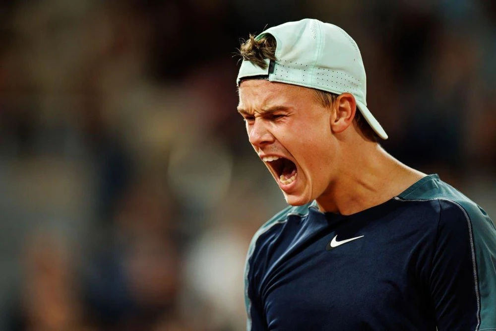 Tay vợt 19 tuổi Holger Rune thất vọng trong một pha đánh bóng hỏng. Ảnh: GETTY