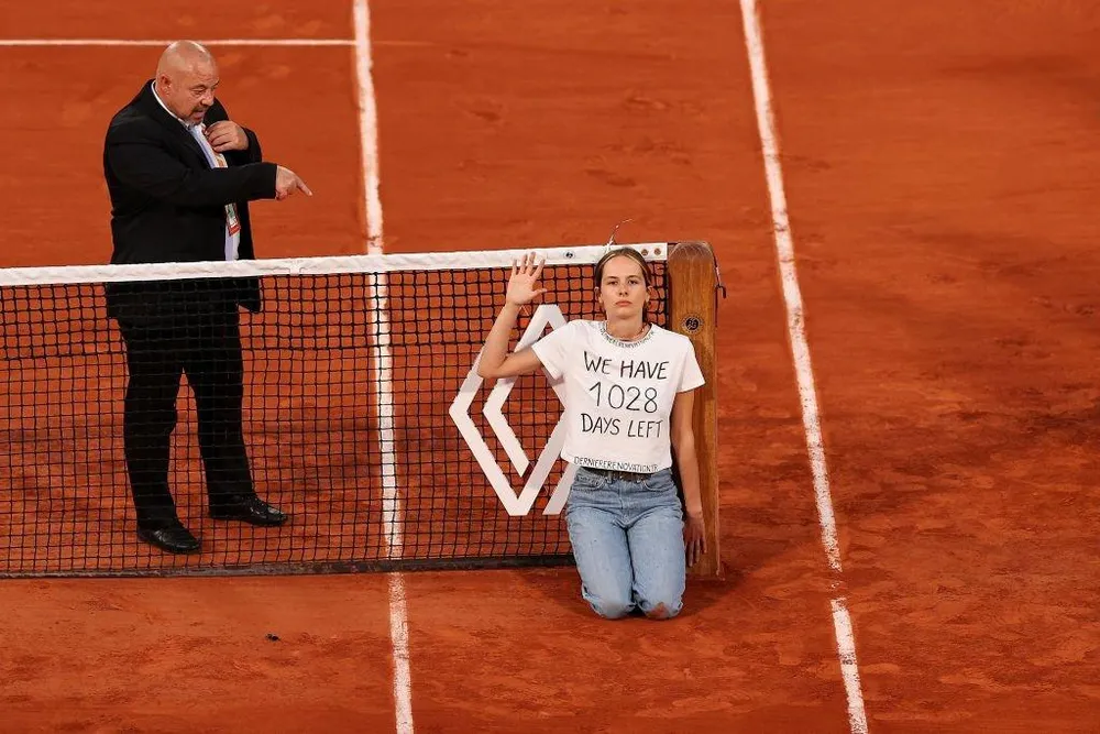 Nữ CĐV gây sốc với hành động tự cột cổ vào lưới. Ảnh: GETTY