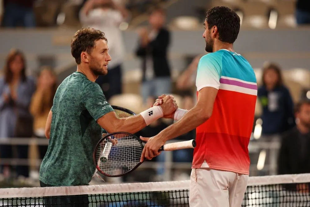 Casper Ruud và Marin Cilic bắt tay sau trận bán kết. Ảnh: GETTY
