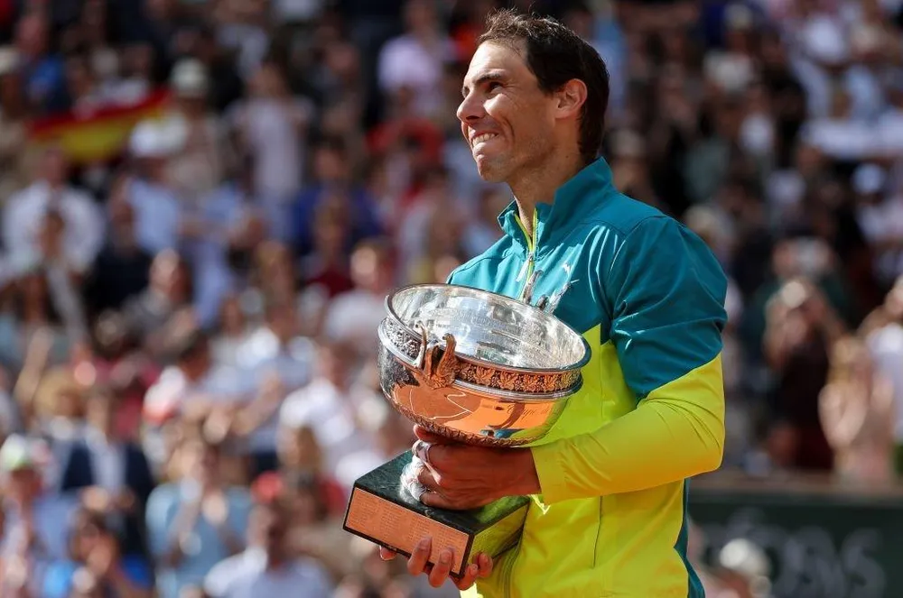 Nadal nâng cúp vô địch Pháp mở rộng lần thứ 14. Ảnh: GETTY