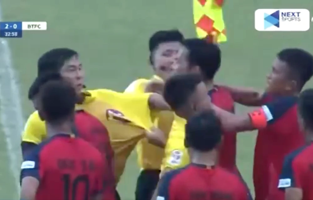 Anh Vũ túm áo trọng tài Ngọc Nhớ. Ảnh: Chụp màn hình