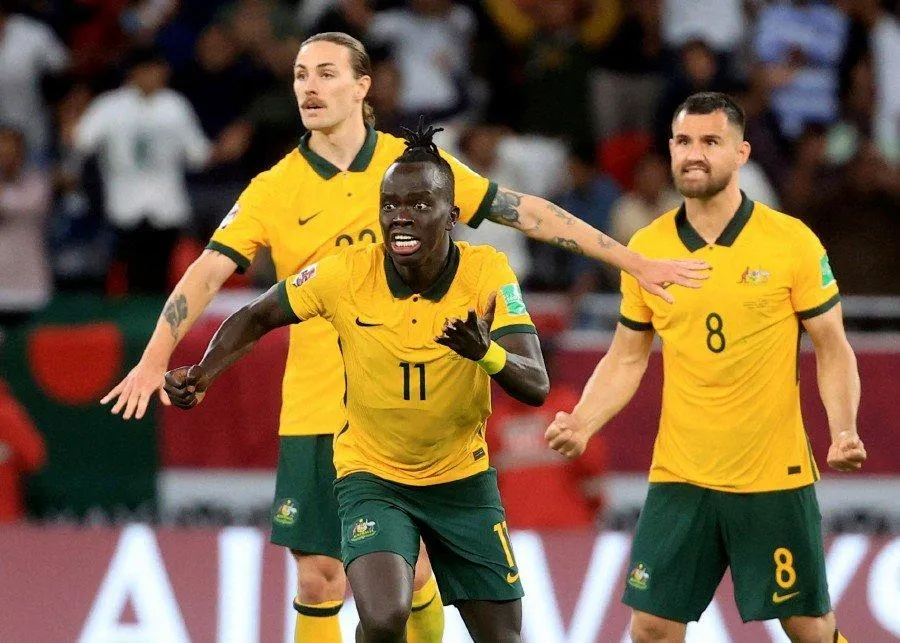 Awer Mabil (11) bước ra từ trại tị nạn và tỏa sáng trong màu áo đội tuyển Úc. Ảnh: GETTY