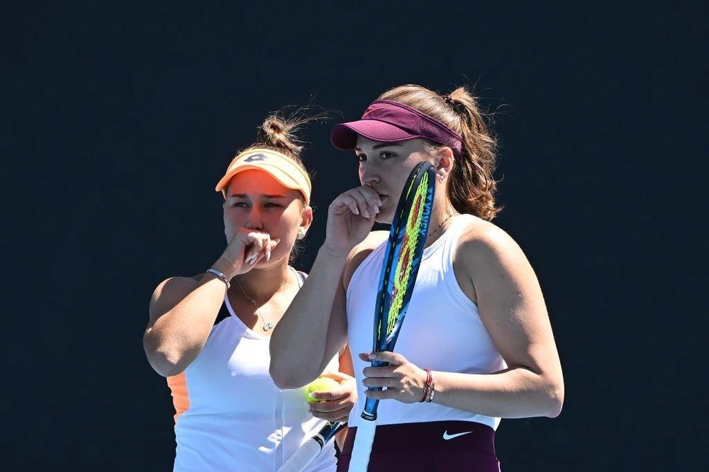 Natela Dzalamidze (phải) chuyển quốc tịch Nga sang Georgia để tham dự Wimbledon. Ảnh: GETTY