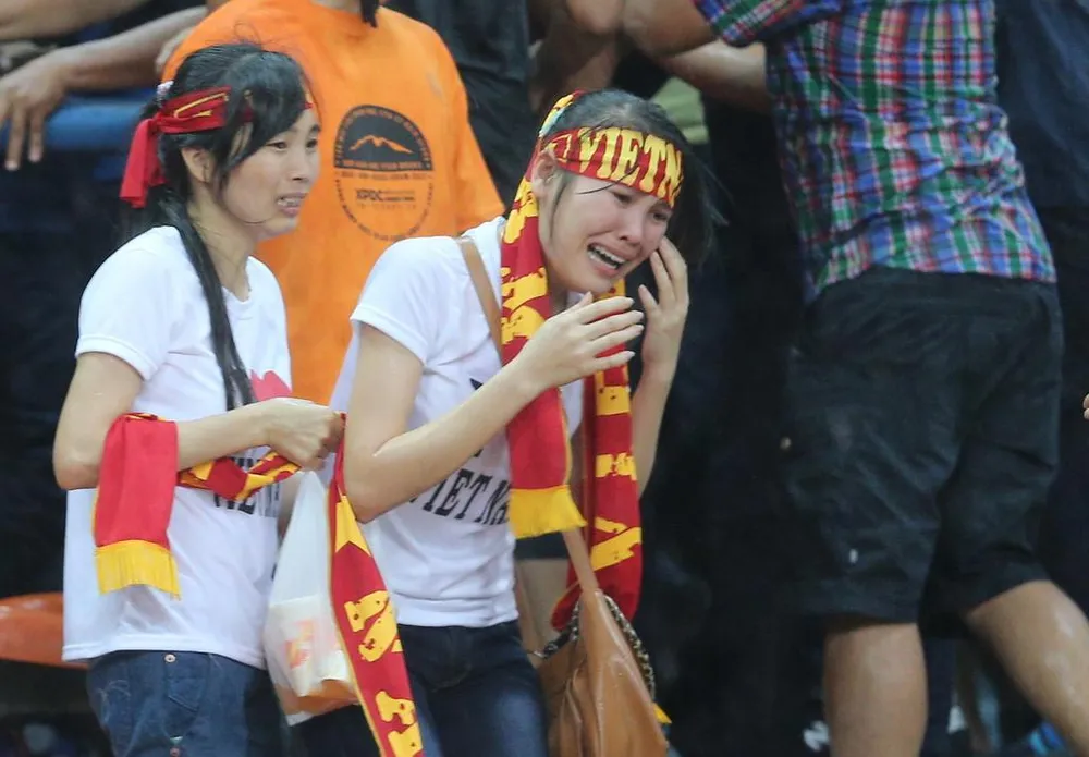 Các nữ CĐV Việt Nam hoảng loạn trong vụ bạo hành tại "chảo lửa" Shah Alam năm 2014. Các nữ CĐV Việt Nam hoảng loạn trong vụ bạo hành tại "chảo lửa" Shah Alam năm 2014.