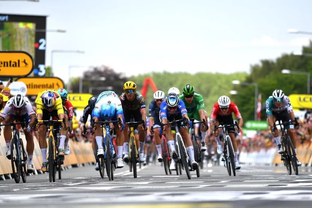 Sagan bị áo vàng Van Aert &quot;khép phải&quot; tại thời điểm tung nước rút ở mức đến. Ảnh: GETTY