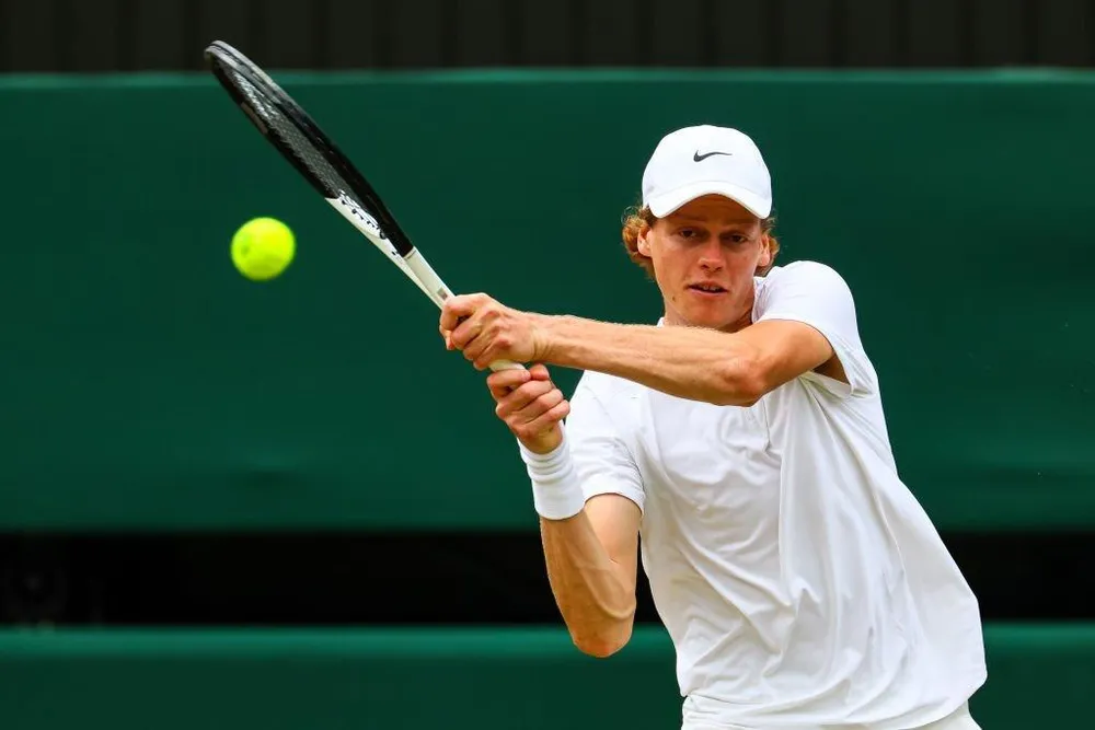 ...trước tay vợt người Ý - Jannik Sinner. Ảnh: GETTY